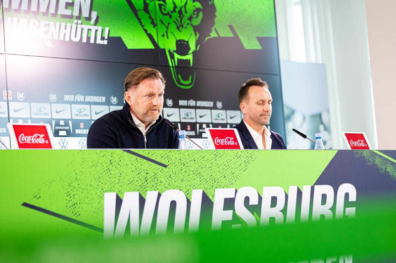 Ralph Hasenhuettl (L), new coach of VfL Wolfsburg, speaks at a press conference next to Sebastian Schindzielorz, sports director of VfL Wolfsburg. Moritz Frankenberg/dpa