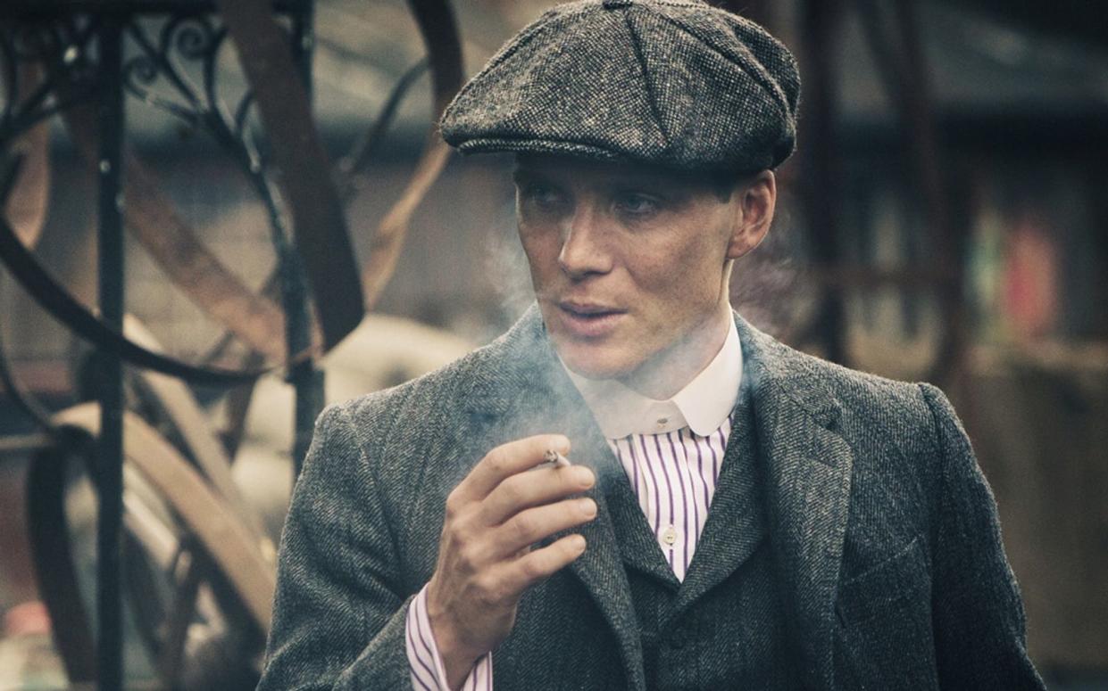 Schwarzmarkthandel und Schutzgelderpressung: In der grandios besetzten BBC-Serie "Peaky Blinders" regiert Tommy Shelbys (Cillian Murphy) Gang die Straßen von Birmingham. Die Erfolgsserie wird nun mit einem Spielfilm fortgesetzt. (Bild: Koch Media)