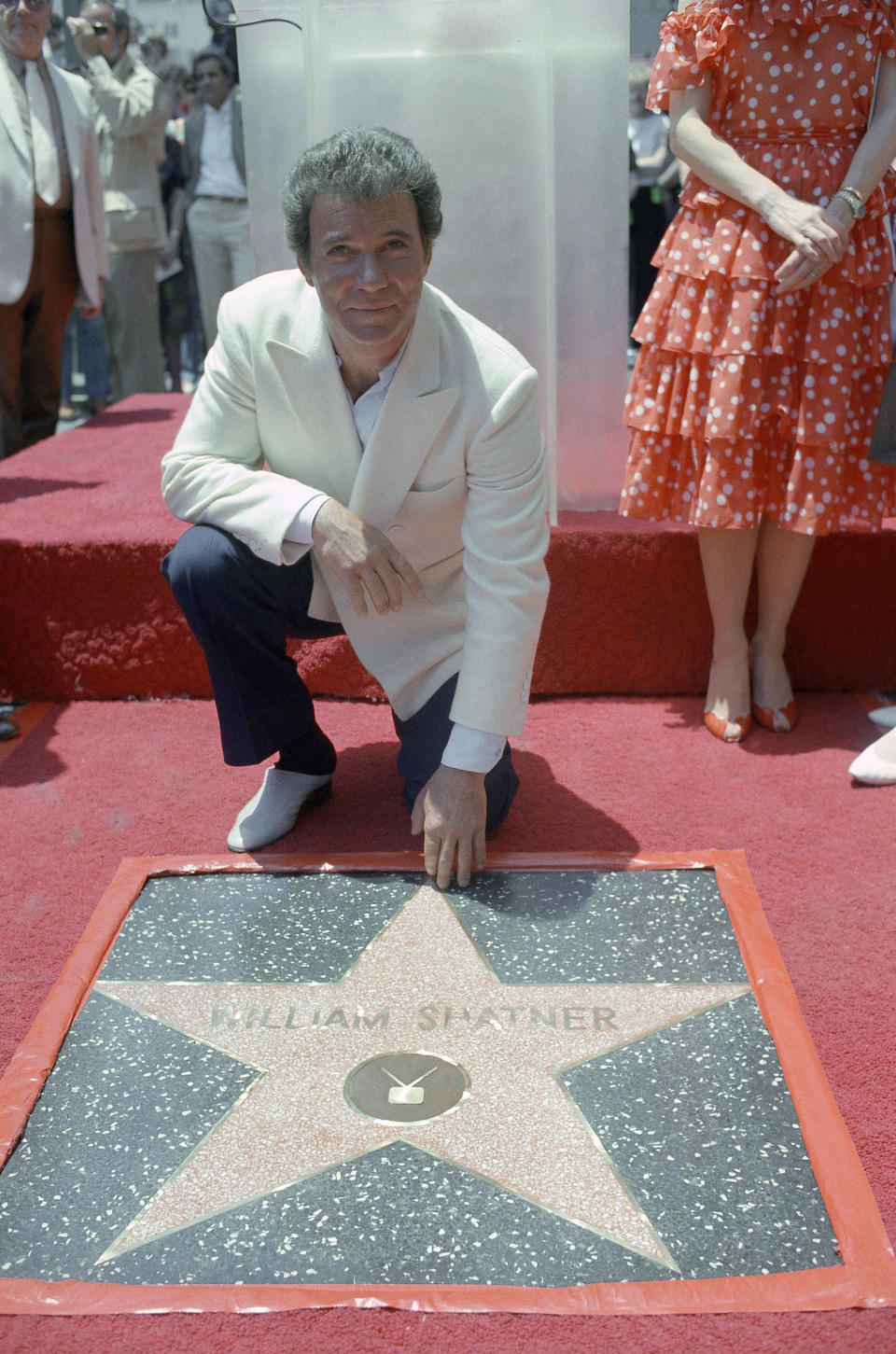 <p>Compie 90 anni William Shatner, il leggendario capitano James T. Kirk di "Star Trek" (dal 1966 al 1969). L'attore canadese, premiato nel 2005 con il Golden Globe come miglior attore non protagonista nella serie tv Boston Legal, deve la sua fama mondiale alla serie televisiva di fantascienza, diventata nei decenni un vero e proprio cult. Nel 1989, Shatner stesso diresse il quinto film ispirato alla serie, "Star Trek V - L'ultima frontiera". Nelle vesti di scrittore, a partire dal 1995 pubblicò diverse serie di romanzi ambientate nell'universo di "Star Trek". (AP Photo/Saxon)</p> 