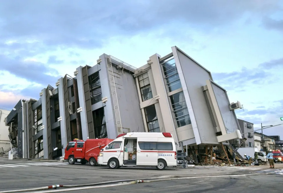 日本石川縣輪島市在強震後有七層樓高的建築物倒塌。當地著名的早市也有上百棟房舍燒毀。路透社