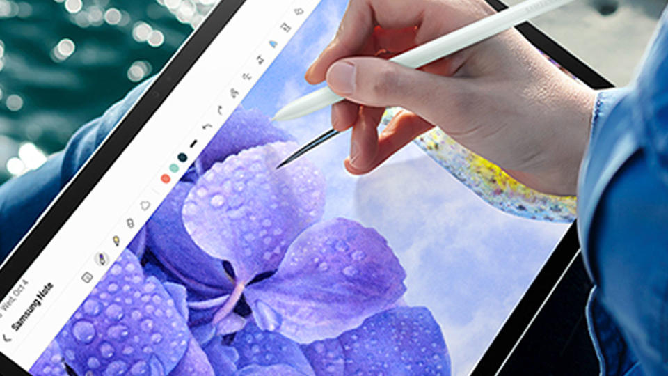 Con el S Pen de la tablet Samsung Galaxy Tab S9 FE - Imagen: Amazon México