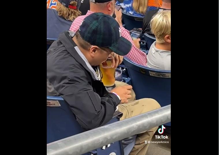 洋基球迷用「熱狗喝啤酒」。摘自推特