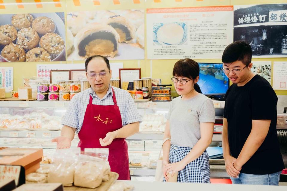 「太和餅舖」第三代陳俊傑與菓實日店主一起交流。（圖片提供：發現故事）