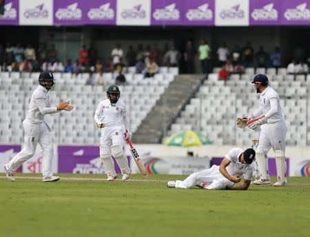 Cricket - Bangladesh v England - Second Test cricket match - Sher-e-Bangla Stadium, Dhaka, Bangladesh - 28/10/16. England's captain Alastair Cook (2nd R) takes a catch to dismiss Bangaldesh's captain Mohammad Rahim (2nd L). REUTERS/Mohammad Ponir Hossain