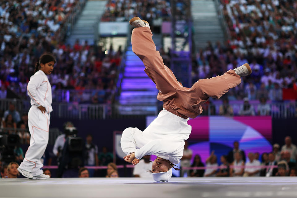 B-Girl Ami van Team Japan doet mee aan de kwartfinales op vrijdag. (Elsa/Getty Images)