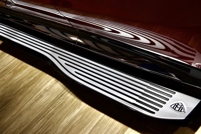 Mercedes-Maybach GLS 600 4MATIC配置大面積電動升降迎賓車側踏板，讓乘客擁有名流般的頂級禮遇。（圖／Mercedes-Benz提供）