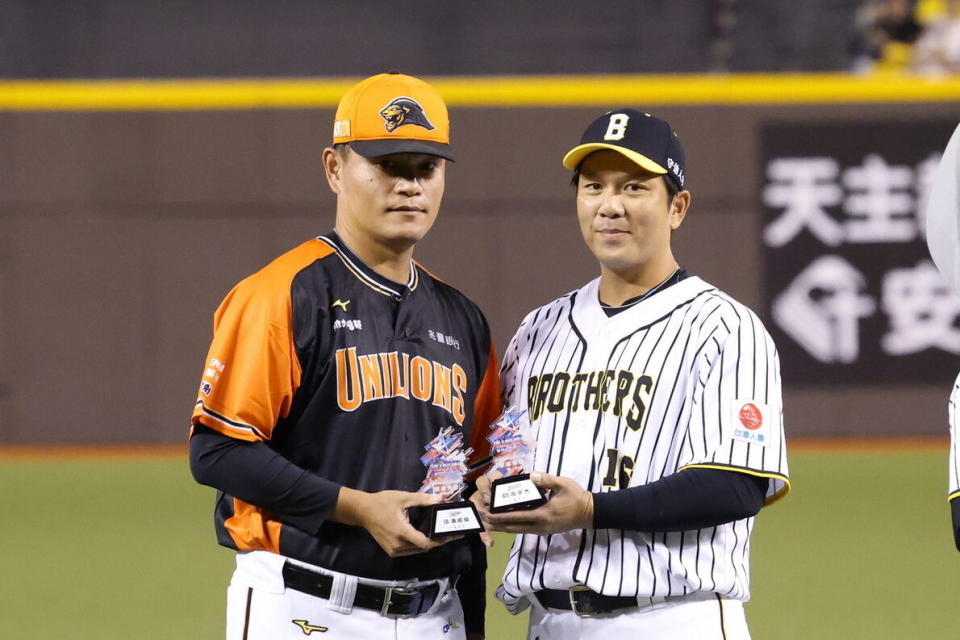 賽前中職頒發今年明星賽各位置票選第一名選手當選獎座，2名超過42歲的投、打潘威倫與周思齊，分別以中繼投手、指定打擊最高票獲選。圖 / 陳賜哿 攝