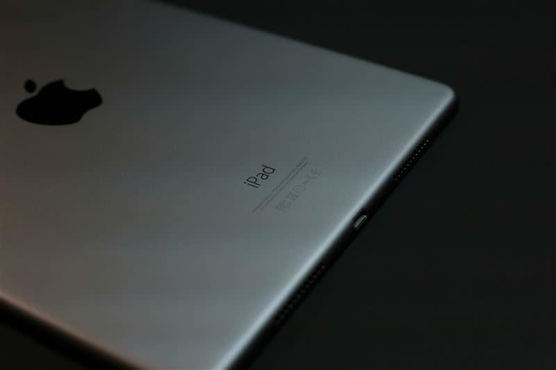 網友新買的iPad 10，似乎不是「原廠充電線」就無法充電。（示意圖／翻攝自Pexels）