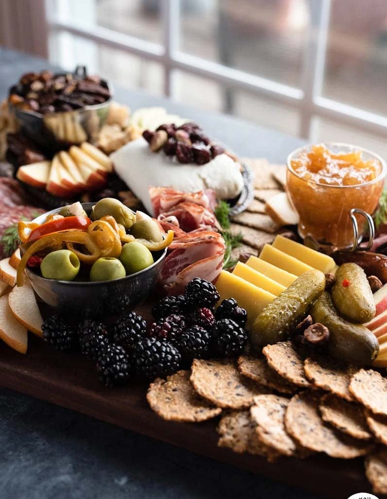 <p>Une version sans gluten, tout aussi savoureuse.</p><p>Découvrir la recette <a href="https://www.doyouevenpaleo.net/how-to-build-epic-gluten-free-charcuterie-board/" rel="nofollow noopener" target="_blank" data-ylk="slk:ici;elm:context_link;itc:0;sec:content-canvas" class="link ">ici</a></p><br>