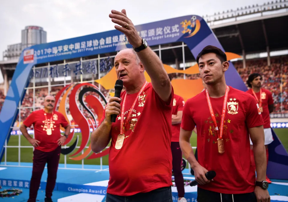El entrenador en jefe del Guangzhou Evergrande de China, Luiz Felipe Scolari (C), habla después de su último partido como entrenador de ese equipo el 4 de noviembre de 2017, tras ganar la Superliga china. (Foto: STR/AFP a través de Getty Images)