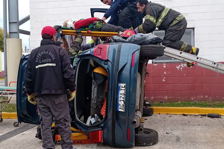 La mujer de 63 años tuvo que ser asistida por Bomberos para luego ser trasladada a un nosocomio cercano por el SAME