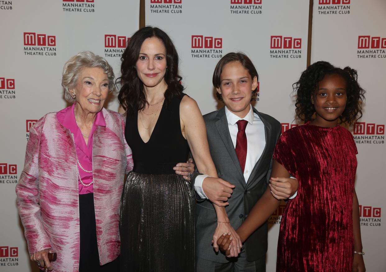 &nbsp;Mary-Louise Parker with her mother and children in 2016. (Photo: Bruce Glikas via Getty Images)