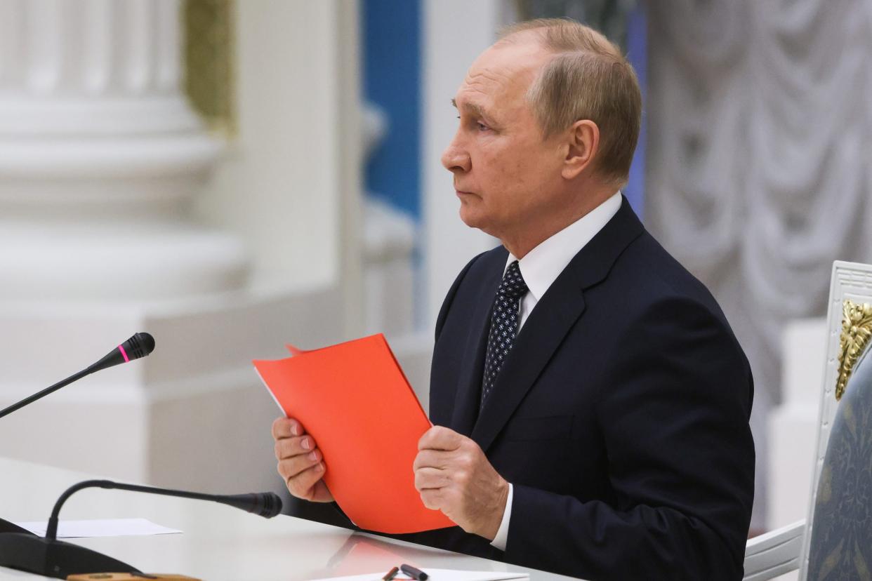 Wladimir Putin hat Russlands Wirtschaft mit seinem Krieg gegen die Ukraine in eine schwere Krise gestürzt.  - Copyright: Mikhail Metzel/POOL/TASS]