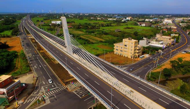 第二名西濱公路永安漁港脊背橋。（圖／公路總局 提供）