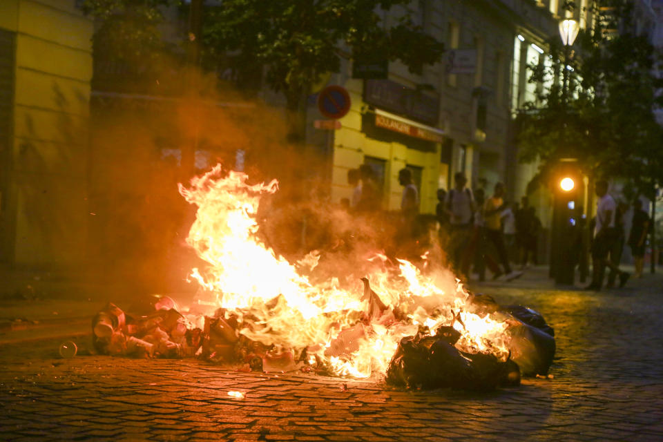 Contenedores en llamas durante los disturbios. (Photo by Naseer Turkmani/Anadolu Agency via Getty Images)
