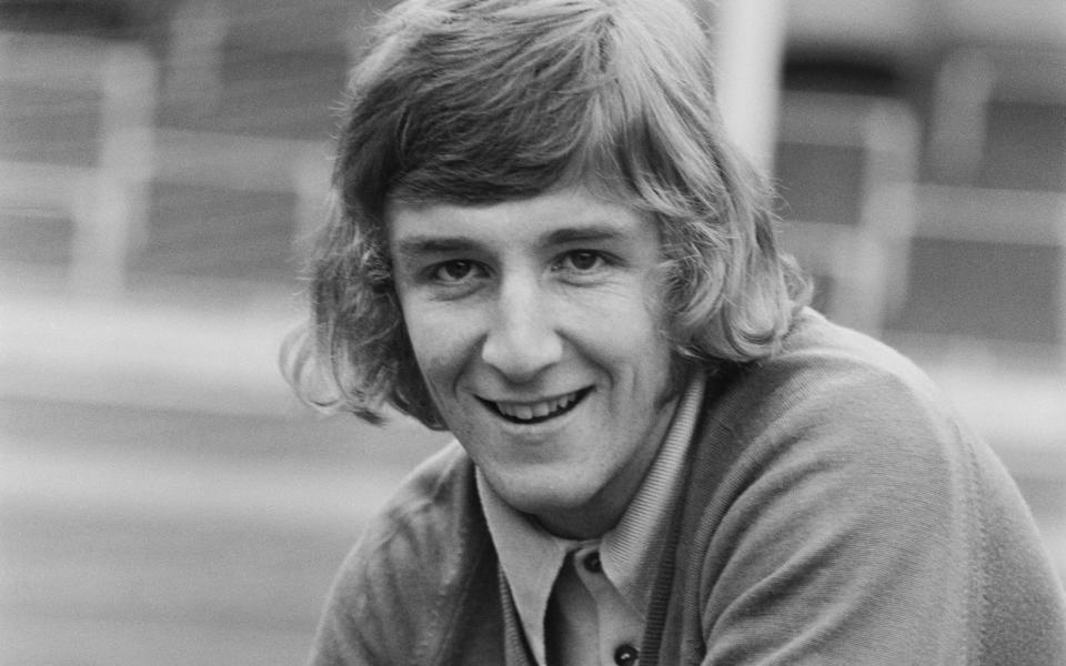 Klassischer 70er-Jahre-Fußballer-Look nach dem Motto "Ich seh' das Tor noch, ich muss noch nicht zum Friseur": Ian Hamilton, der unter anderem für Sheffield, Aston Villa und den FC Chelsea auflief. (Bild: Getty Images/Express)