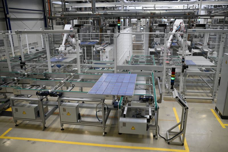 Last production line of solar modules rolls off the assembly line in Freiberg