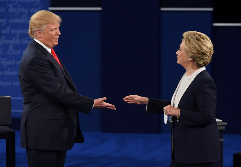 La candidata demócrata Hillary Clinton y el republicano Donald Trump se saludan después del violento debate presidencial en la Universidad de Washington en St. Louis, Missouri, el 9 de octubre de 2016 (Robyn Beck)