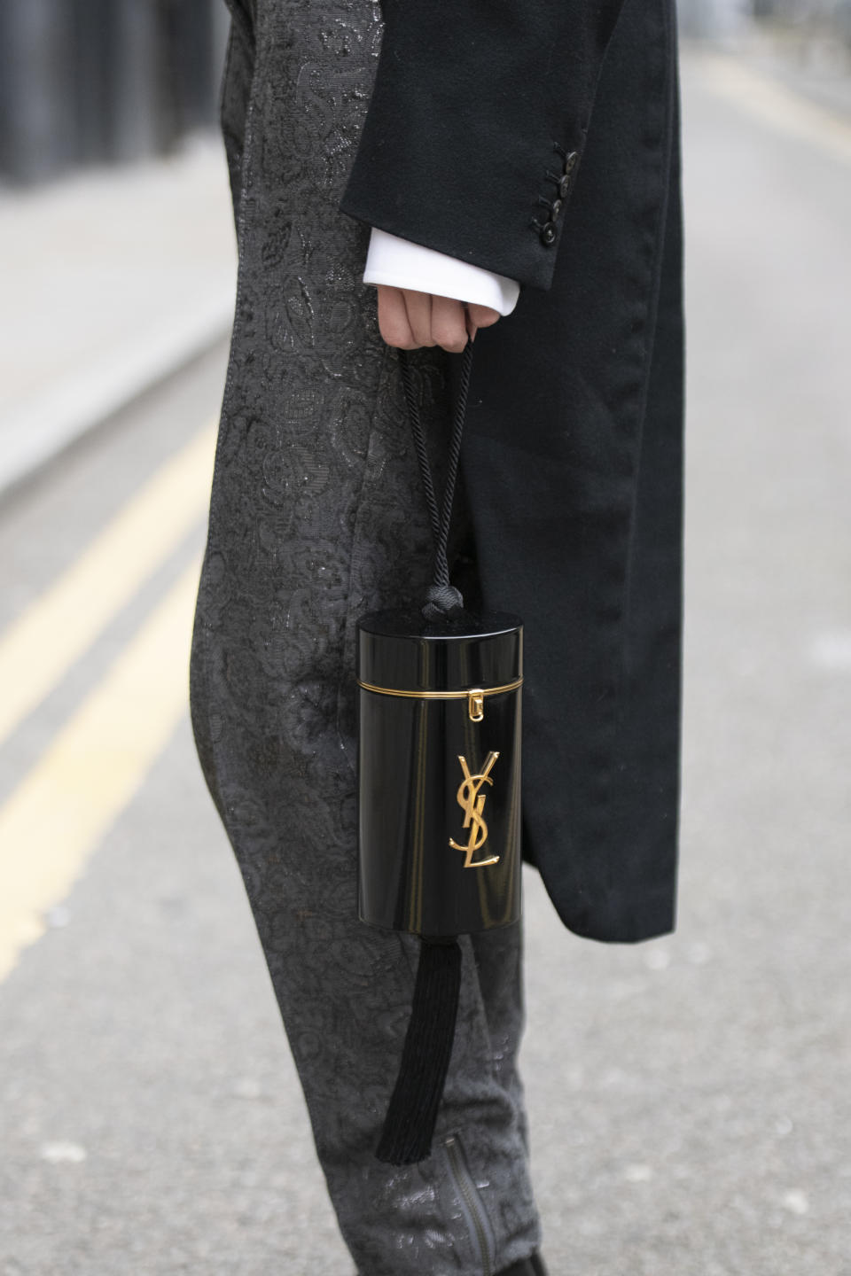 Unterstreicht den Vintage-Look: die Statement-Bag von YSL (Bild: Getty Images)