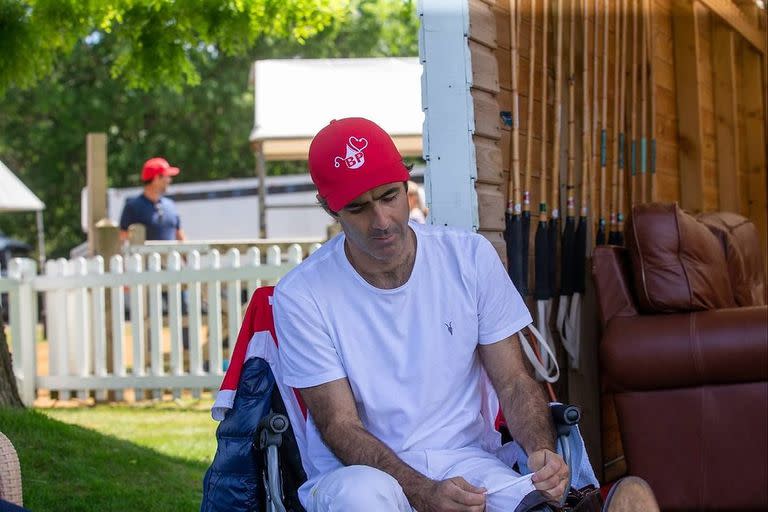 Nero, preparándose en los palenques de BP Polo, el equipo malayo por el que disputaba la Copa de Oro inglesa; el back de 39 años es considerado por muchos el mejor de la historia.