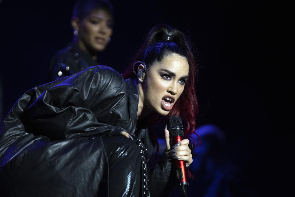 ARCHIVO - La cantante argentina Lali Espósito durante su presentación en el festival "Here we are" para celebrar el mes de las mujeres en Montevideo, Uruguay, el domingo 19 de marzo de 2023. Lali se ha convertido en blanco de los dardos del presidente Javier Milei, quien la ha criticado por supuestamente beneficiarse del Estado. (Foto AP/Matilde Campodonico)