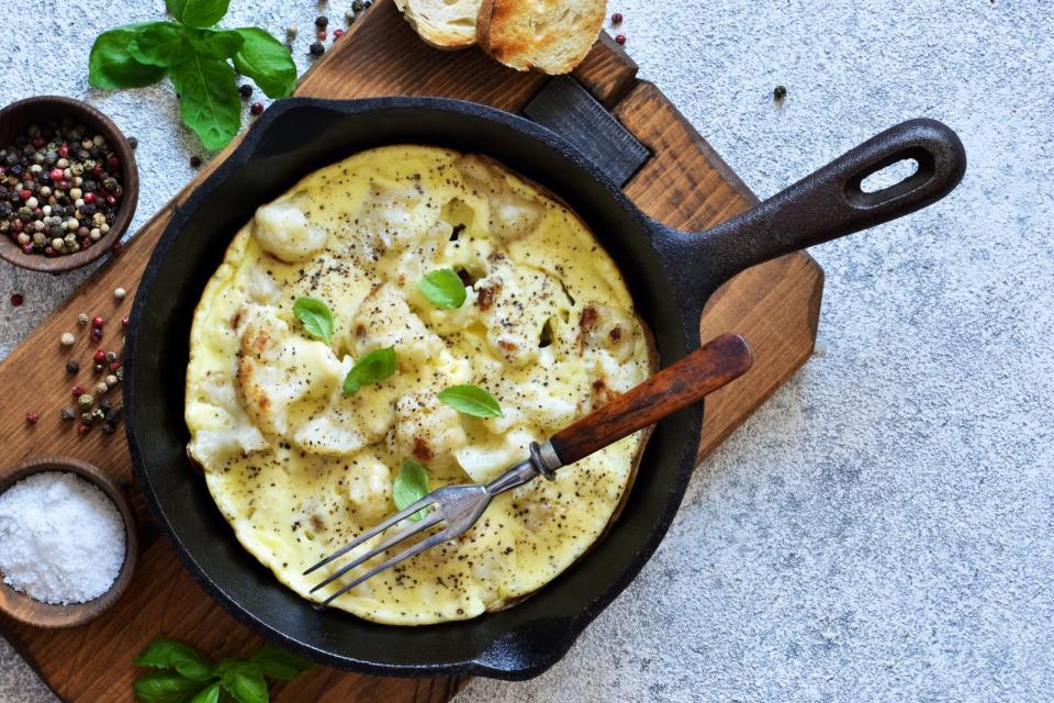 Auch zu einer Frittata lässt sich Blumenkohl - gerne auch gemeinsam mit Romanesco - sehr lecker verarbeiten. Nachdem Sie die Kohlstücke mit Knoblauch und Zwiebeln in der Pfanne angebraten haben, Eier, Sojacreme oder Seidentofu zusammengemischt mit geriebenem Käse und gehacktem Schnittlauch hinzufügen. Im letzten Schritt die Frittata im Ofen fertig backen. (Bild: iStock/zefirchik06)