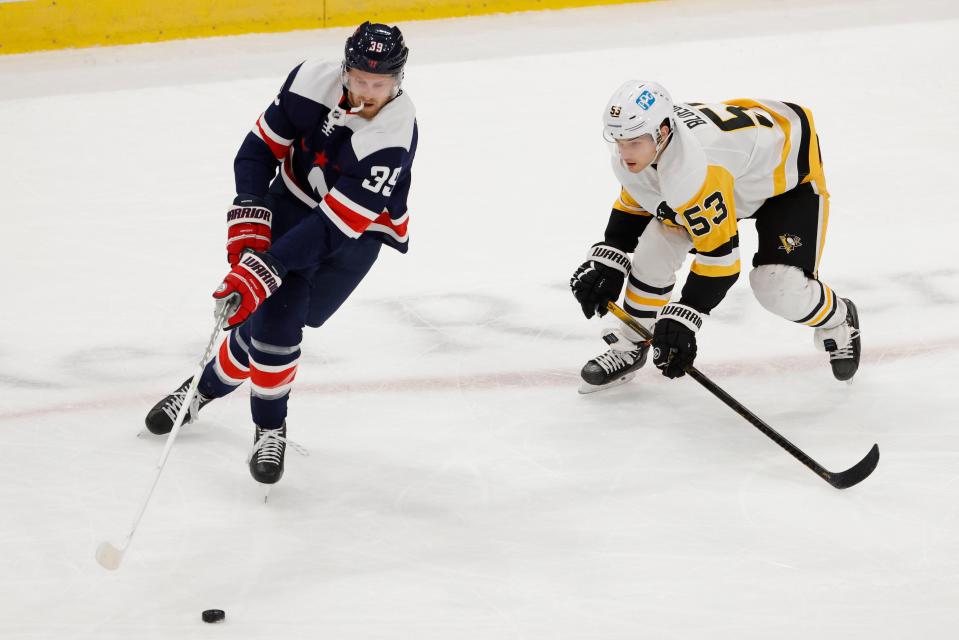 Washington Capitals right wing Anthony Mantha skates with the puck as Pittsburgh Penguins center Teddy Blueger defends May 1, 2021.