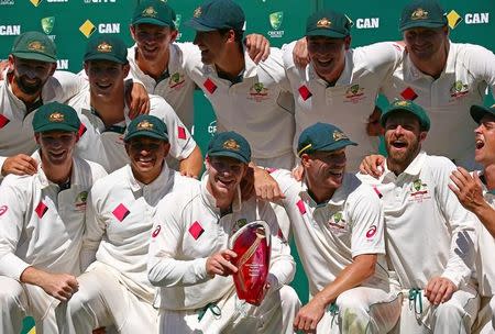 Cricket - Australia v Pakistan - Third Test cricket match - Sydney Cricket Ground, Sydney, Australia - 7/1/17 Australia's captain Steve Smith holds the trophy as he poses with team mates on the Sydney Cricket Ground. REUTERS/David Gray