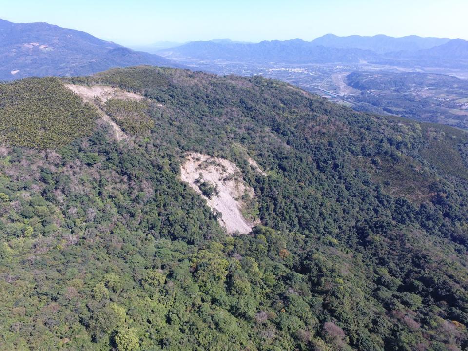 花蓮瑞穗鄉舞鶴淨水廠上方山坡，2016年強颱莫蘭蒂侵襲後崩塌，花蓮林管處獲報監控，此次圓規颱風降雨影響，崩塌地滑動速率有逐漸加速且持續下滑中，呼籲民眾避免進入。（花蓮林管處提供）
