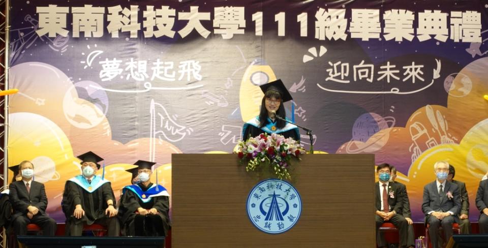 《圖說》東南科技大學蔣南南董事長恭喜畢業生歷經四年的學習與努力，今日即將邁向下一個里程碑。