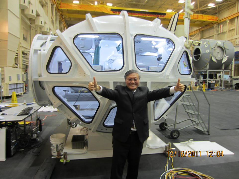 李傑信與其負責研發的多重任務太空探測小艇