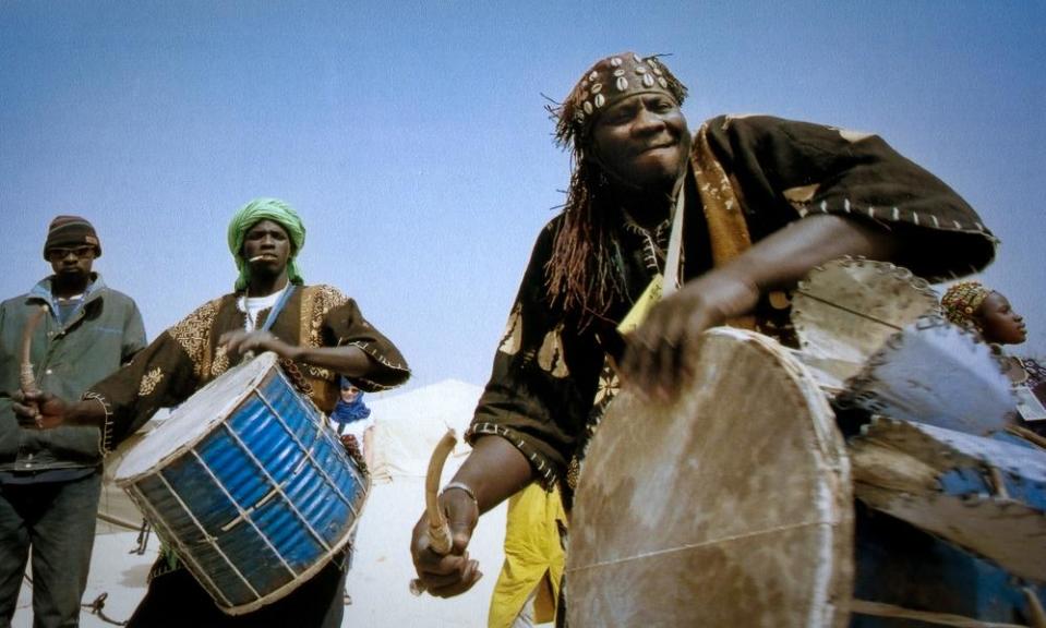 Musicians playing traditional instruments in Mal.