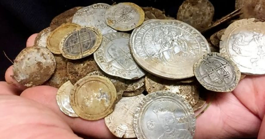 專家初估這批金幣是1500年前鑄造、價值10萬英鎊（約399萬台幣）。（圖／翻自網路）