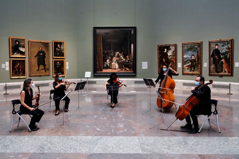 Los músicos se presentan junto a las obras del pintor español Diego Velázquez en la reapertura del Museo del Prado en medio del brote de coronavirus en Madrid, España, el 6 de junio de 2020