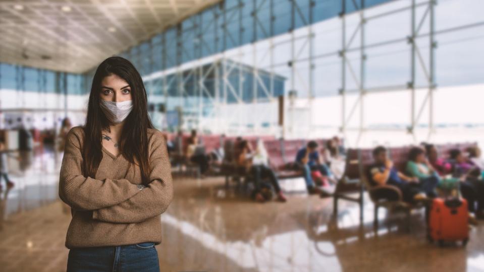 <span class="caption">À compter du 30 novembre, les voyageurs devront être pleinement vaccinés pour pouvoir monter à bord d'un avion ou d'un train au Canada.</span> <span class="attribution"><span class="source">Shutterstock</span></span>