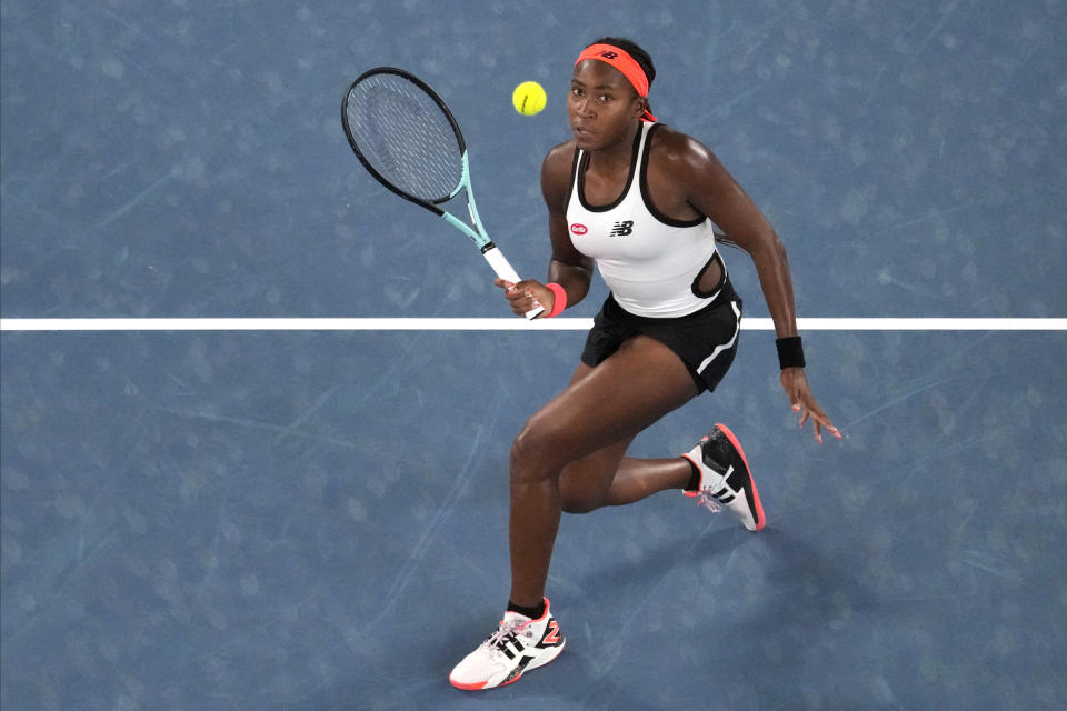 Coco Gauff devuelve ante Emma Raducanu durante el duelo de segunda ronda en el Abierto de Australia, el miércoles 18 de enero de 2023 en Melbourne. (AP Foto/Aaron Favila)