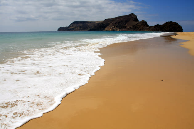 <b>Porto Santo, Portugal</b><br><br>Von der Blumeninsel Madeira hat jeder schon mal gehört. Nördlich der portugiesischen Atlantikinsel liegt Porto Santo. Das kleine Eiland ist zwar nicht so grün wie seine große Schwester, aber der Abstecher lohnt sich. Auf Porto Santo können sich Ruhesuchende an kilometerlangen Sandstränden entspannen – und die sucht man auf Madeira vergebens. (Bild: thinkstock)