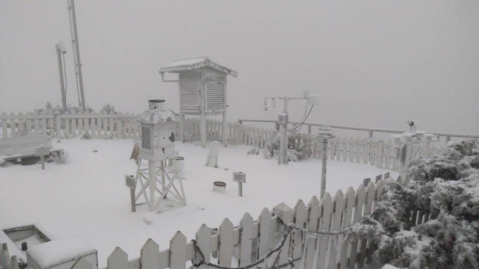 Il y a 5 centimètres de neige à Yushan.  (Photo/Fourni par l'Administration météorologique centrale)