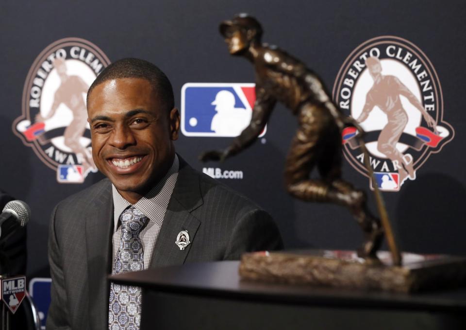 Not all Santas have beards, right, Curtis Granderson? (AP)