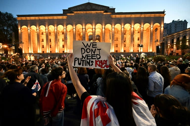 In Georgien sind am Dienstag erneut tausende Menschen gegen ein Gesetzesvorhaben zur "ausländischen Einflussnahme" auf die Straße gegangen. (Vano SHLAMOV)