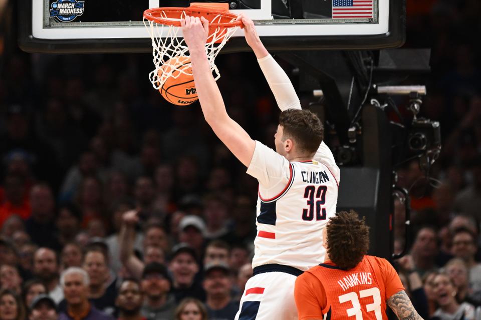 Connecticut center Donovan Clingan dunks against Illinois.