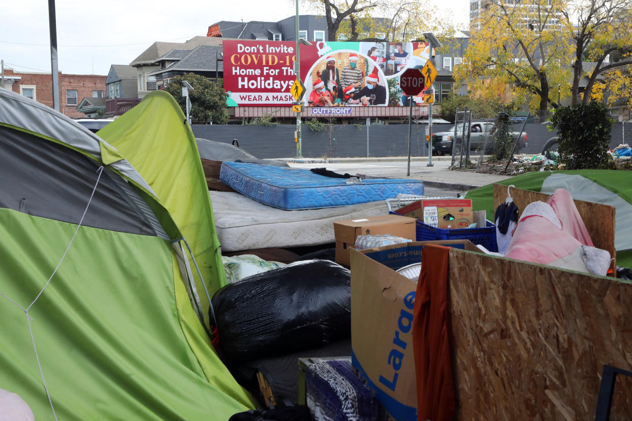 Un cartel de información para el público sobre el uso de cubrebocas cerca de un campamento para personas en situación de calle en Oakland, California, el 8 de diciembre de 2020. (Jim Wilson/The New York Times)