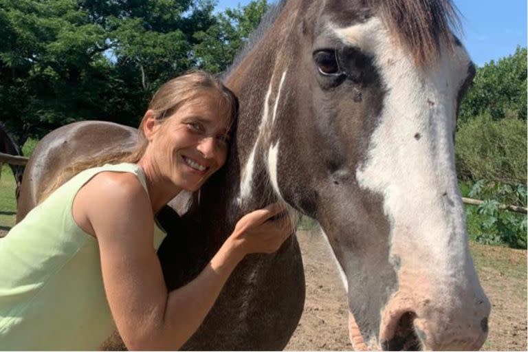 Lorena Melantoni fundó Soñemos Esperanza, con el objetivo de mejorar la calidad de vida de aquellos caballos que fueron abandonados por diversos motivos