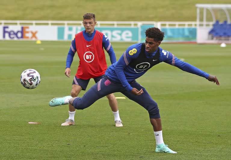 Marcus Rashford se estira en pos de la pelota en una práctica de Inglaterra, que debutará contra Croacia en Wembley por la Eurocopa.