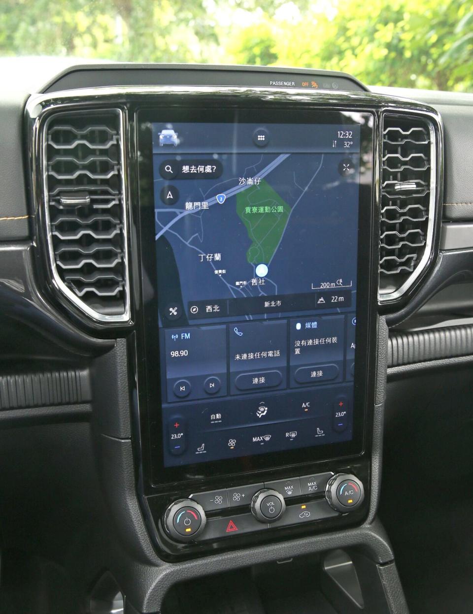 12吋直立式觸控螢幕的下方仍保留空調實體按鍵，並內建SYNC 4A娛樂資訊整合系統與衛星導航，同時可支援Apple CarPlay & Android Auto連結功能。