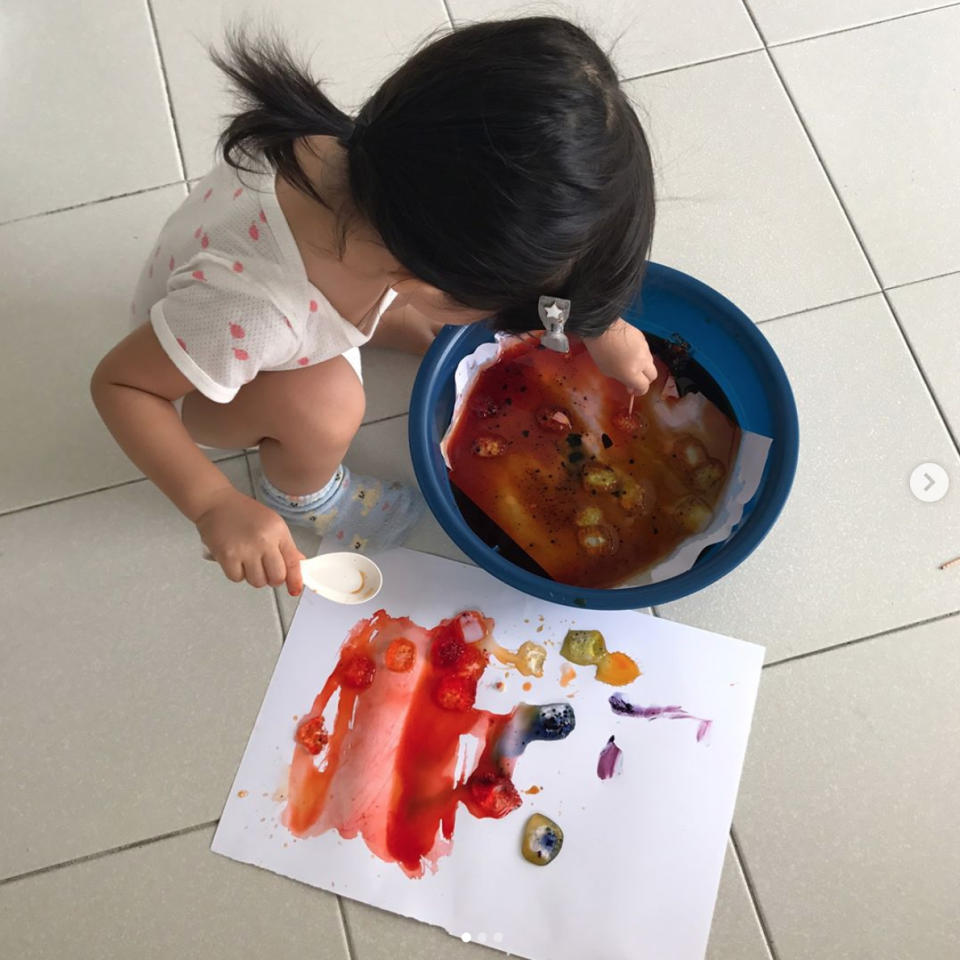 Joanne Peh’s daughter exploring ice and food colouring. (Photo: Joanne Peh/ Instagram)