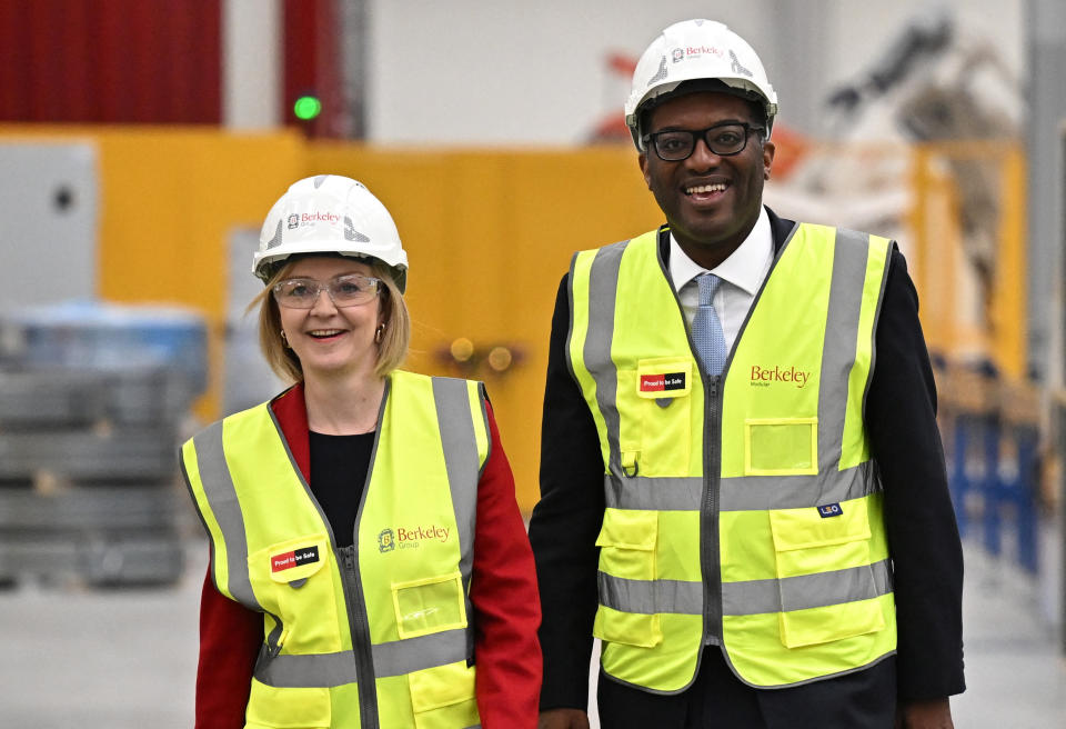 British Prime Minister Liz Truss and Chancellor of the Exchequer Kwasi Kwarteng visit Berkeley Modular, in Northfleet, Kent, Britain, September 23, 2022. REUTERS/Dylan Martinez/Pool