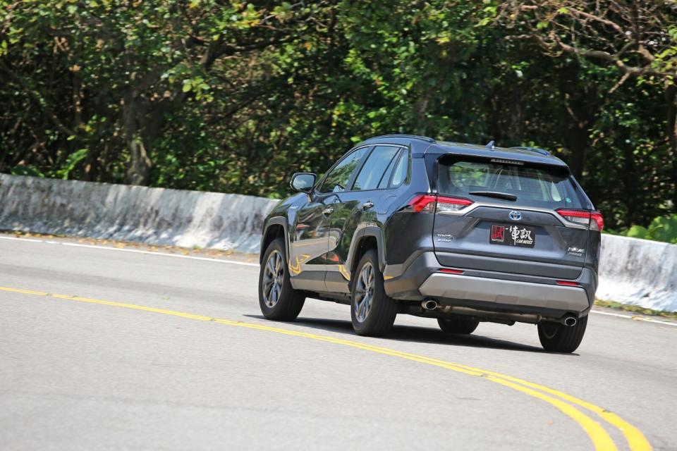 RAV4的全車乘適性表現依舊穩居同級之冠，中性流暢的操控反應也能輕鬆遊走在多彎山路之上。