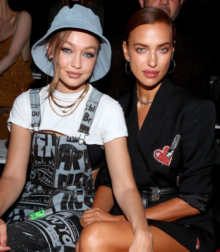 Gigi Hadid en un desfile con Irina Shayk