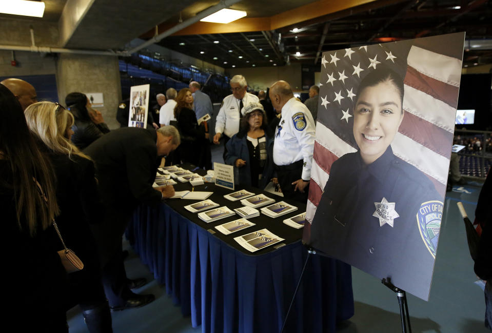 Una fotografía de la agente de la policía Natalie Corona se muestra previo al funeral de la joven de 22 años en la Universidad de California en Davis, el viernes 18 de enero de 2019. (AP Foto/Rich Pedroncelli, pool)